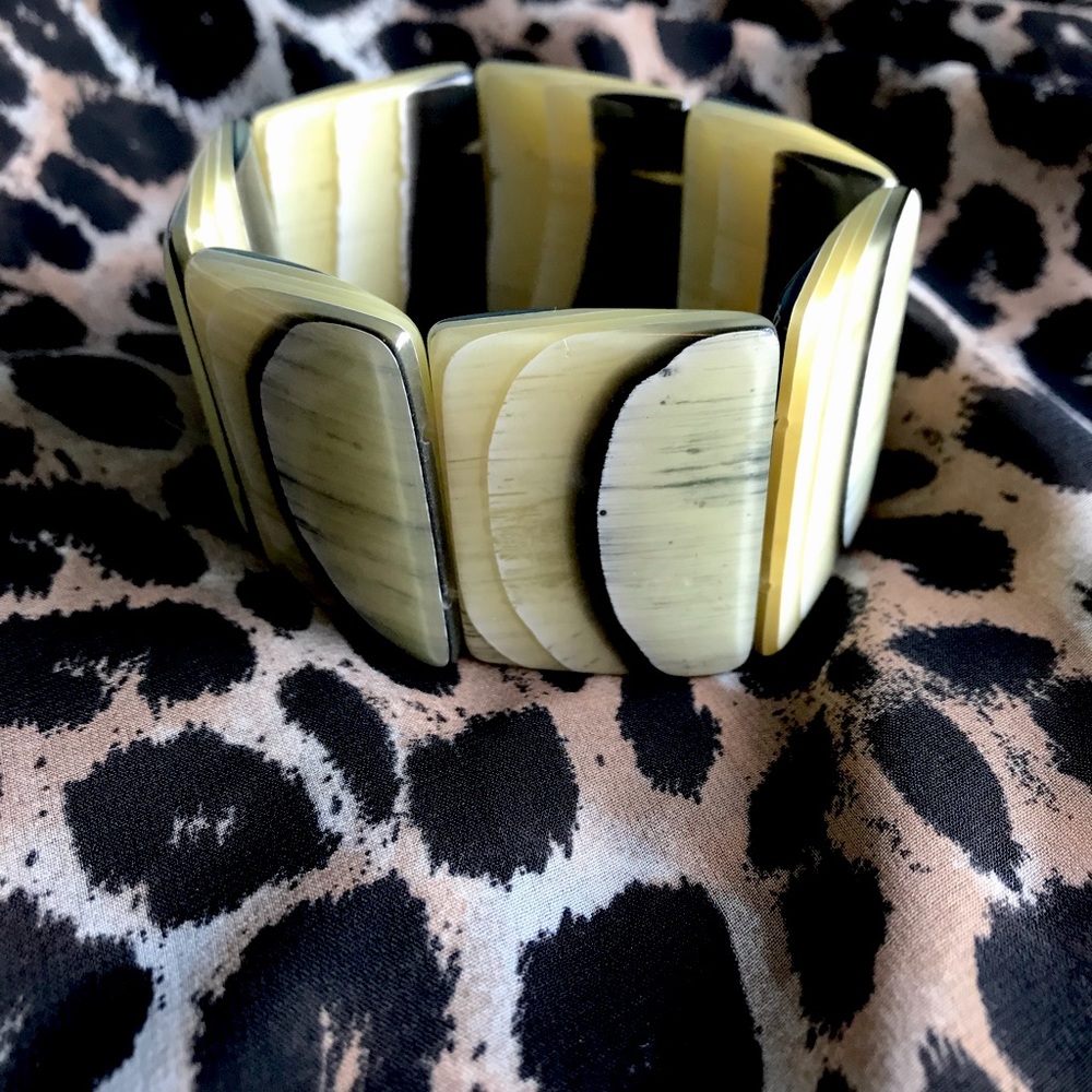 Chico’s Stretch Bracelet Green Gray Grey Resin Scalloped Bold Boho Awesome